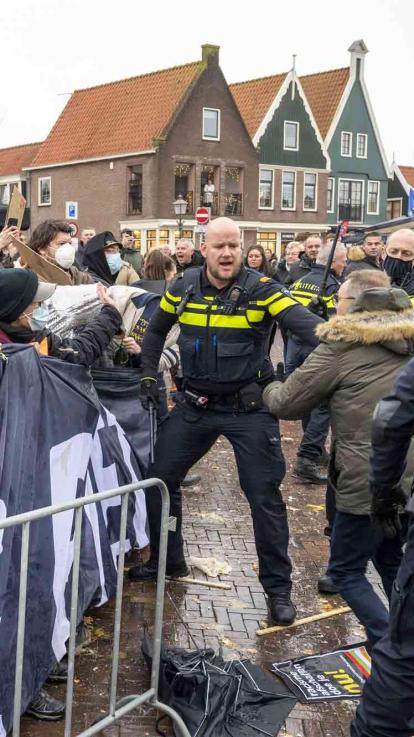 KOZP en inwoners van Volendam in conflict tijdens een anti-zwartepieten demonstratie 
