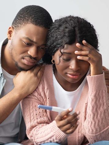 Vrouw doet zwangerschapstest