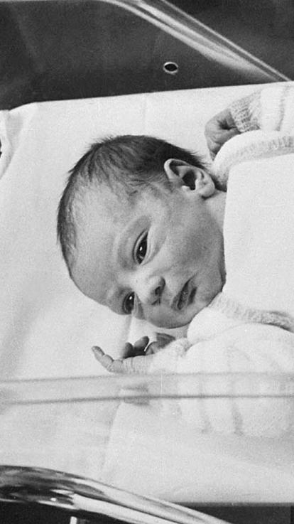 Een zwart-witfoto van de eerste ivf-baby Louise Brown