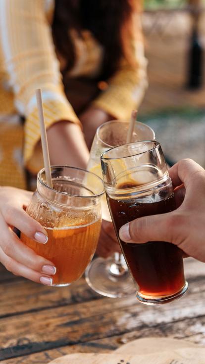 vrienden toasten met frisdrank en sapjes