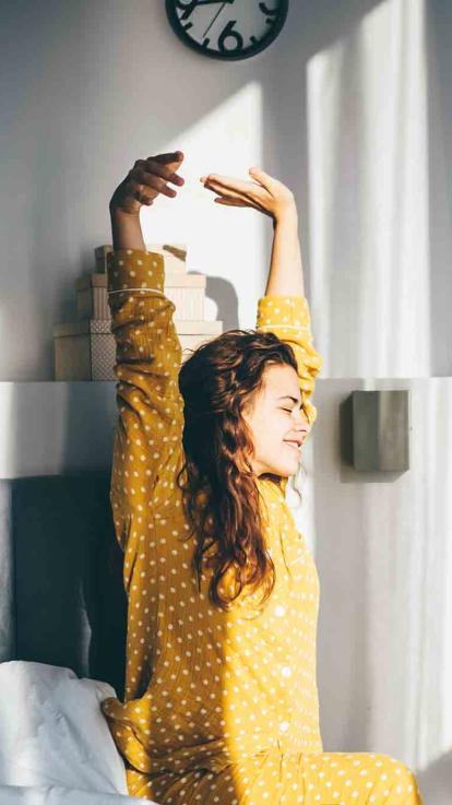 Vrouw wordt wakker met licht op gezicht