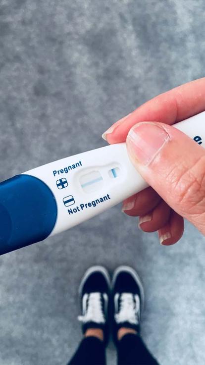 Een hand houdt een negatieve zwangerschapstest vast