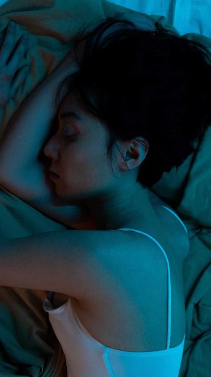 Vrouwen ligt op bed te slapen