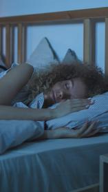 Vrouw ligt op bed te slapen