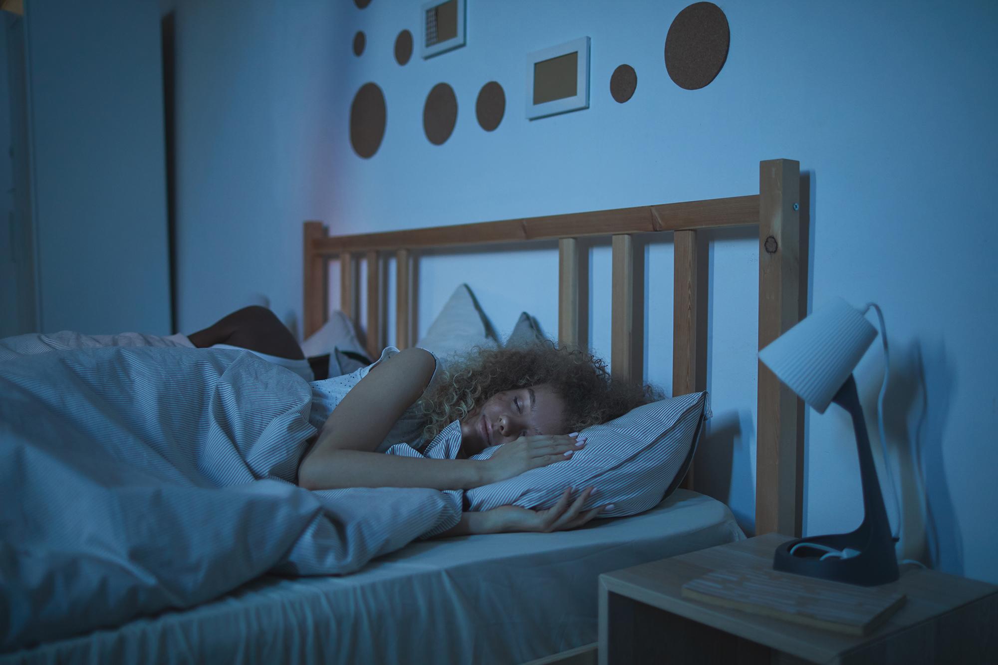 Vrouw ligt op bed te slapen