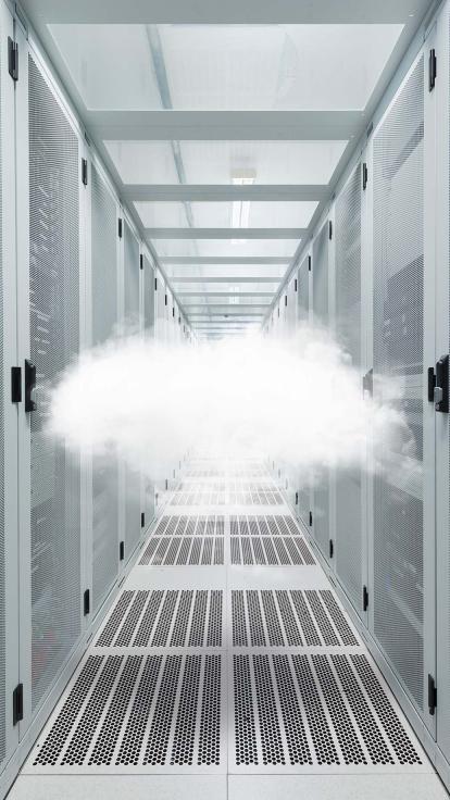 abstracte wolk in lange gang met servers in datacentrum