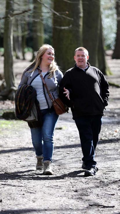 koppel met overgewicht loopt door bos