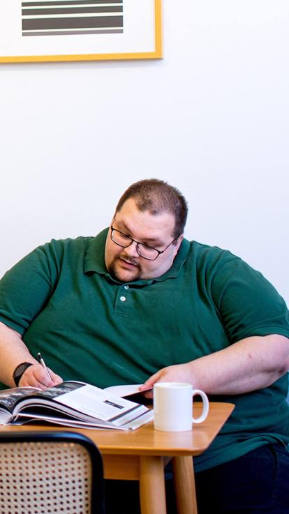 man  met morbide obesitas leest krant