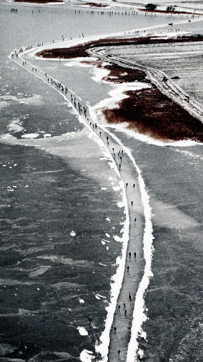 Nederland. Friesland, 04-01-1997. Foto: Patrick Post. De 15e Friese elfstedentocht vanuit de helikopter.