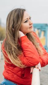 een single vrouw staart voor zich uit