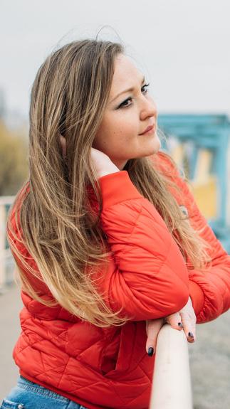 een single vrouw staart voor zich uit