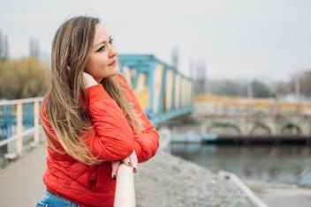 een single vrouw staart voor zich uit