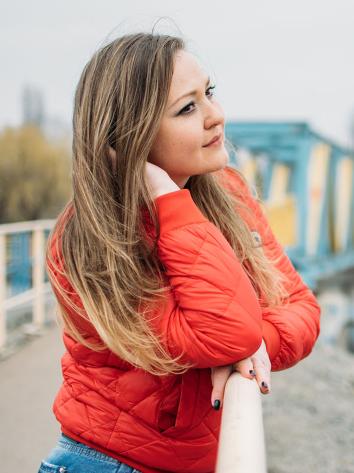 een single vrouw staart voor zich uit