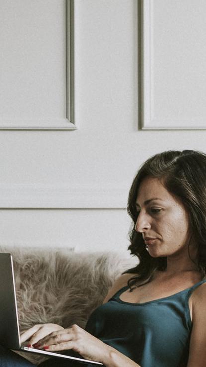 alleenstaande vrouw op de bank