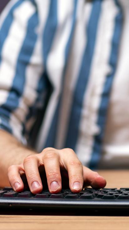 Iemand typt op een toetsenbord