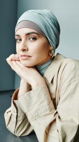 vrouw met bloem modern