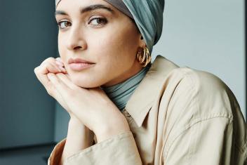 vrouw met bloem modern