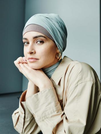 vrouw met bloem modern