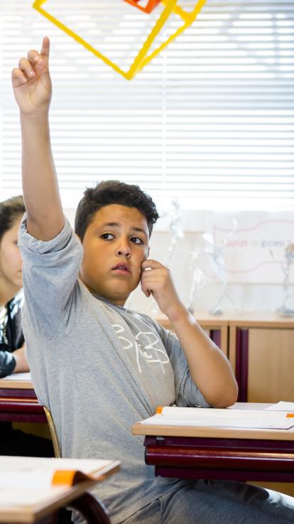 Leerling steekt zijn vinger op