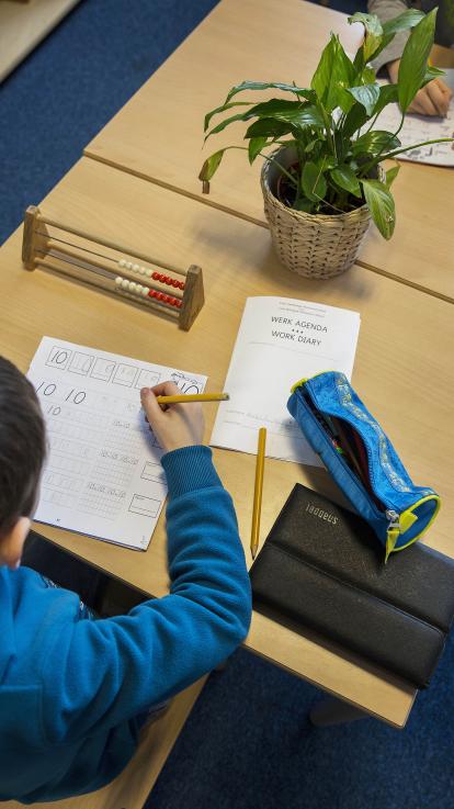 Leerling schrijft een opdracht