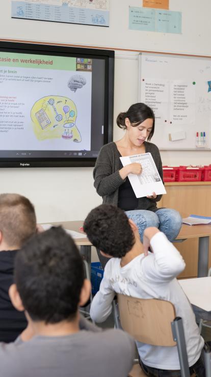 Juf geeft uitleg voor de klas