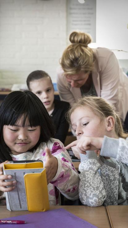 Kinderen spelen met tablet
