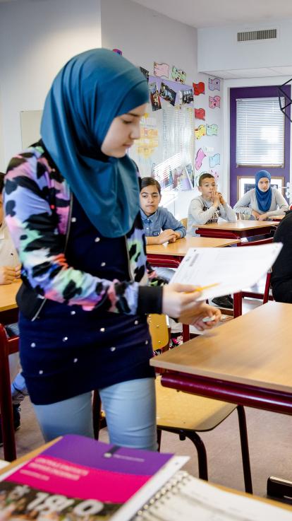 Leerling deelt toetsen uit