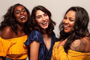 drie vrouwen lachen samen