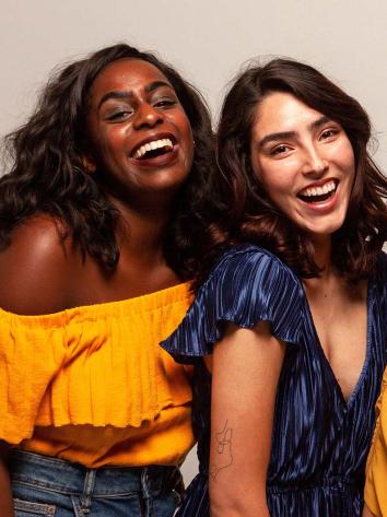 drie vrouwen lachen samen