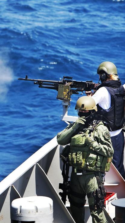 het aanvallen van piraten op zee