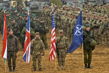 navo militairen met vlaggen