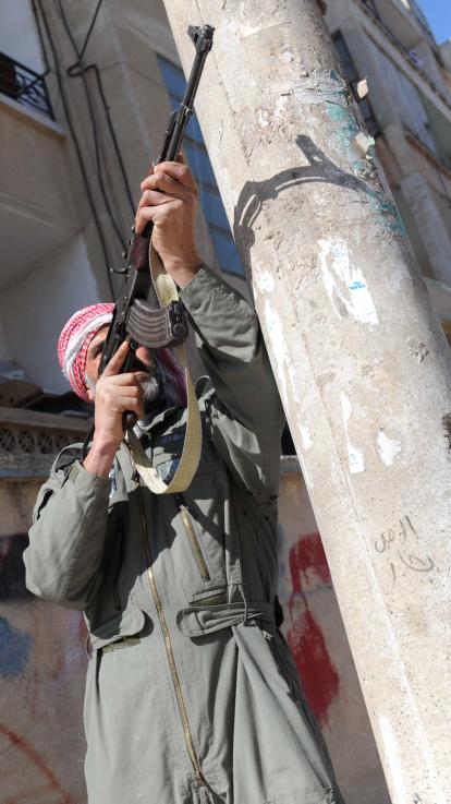 Syrische_tegenstrijders_dragen_wapens