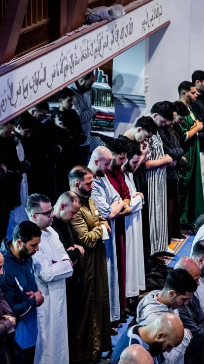 Moslimmannen bidden in de moskee tijdens het avondgebed aan het begin van de ramadan