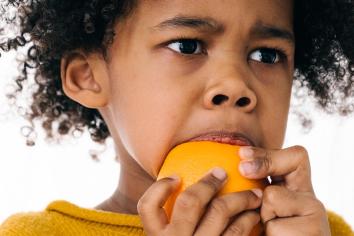 een jongen eet fruit