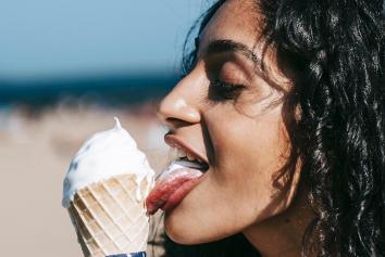 iemand proeft een ijsje