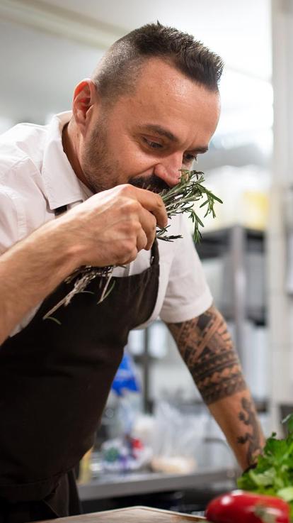 een kok ruikt aan zijn eten