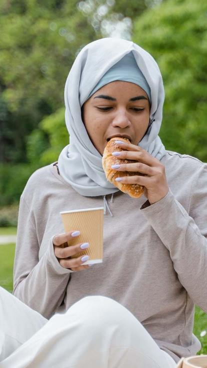 iemand proeft haar eten