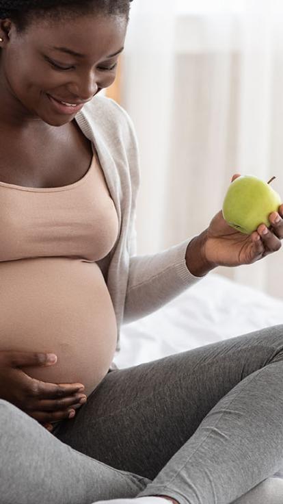 zwangere vrouw aan het eten