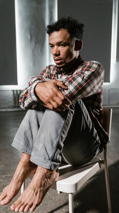 iemand met enorme angst en paniek aanval