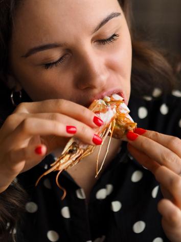 een vrouw proeft haar eten