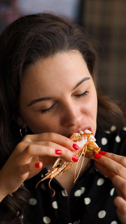 een vrouw proeft haar eten