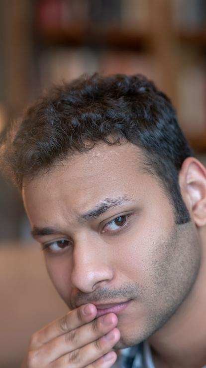 een man kijkt onzeker opzij