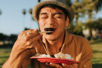 iemand proeft de smaak van zijn eten