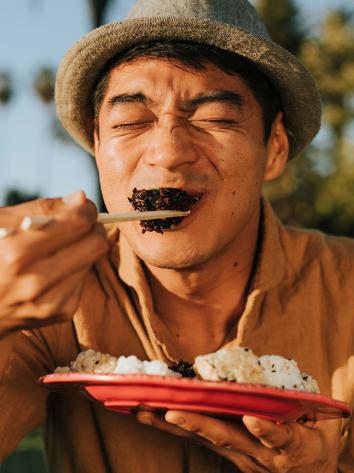 iemand proeft de smaak van zijn eten