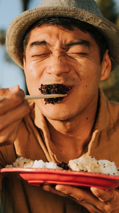 iemand proeft de smaak van zijn eten