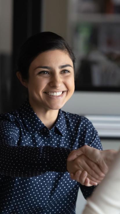 Vrouw wekt een goede eerste indruk.