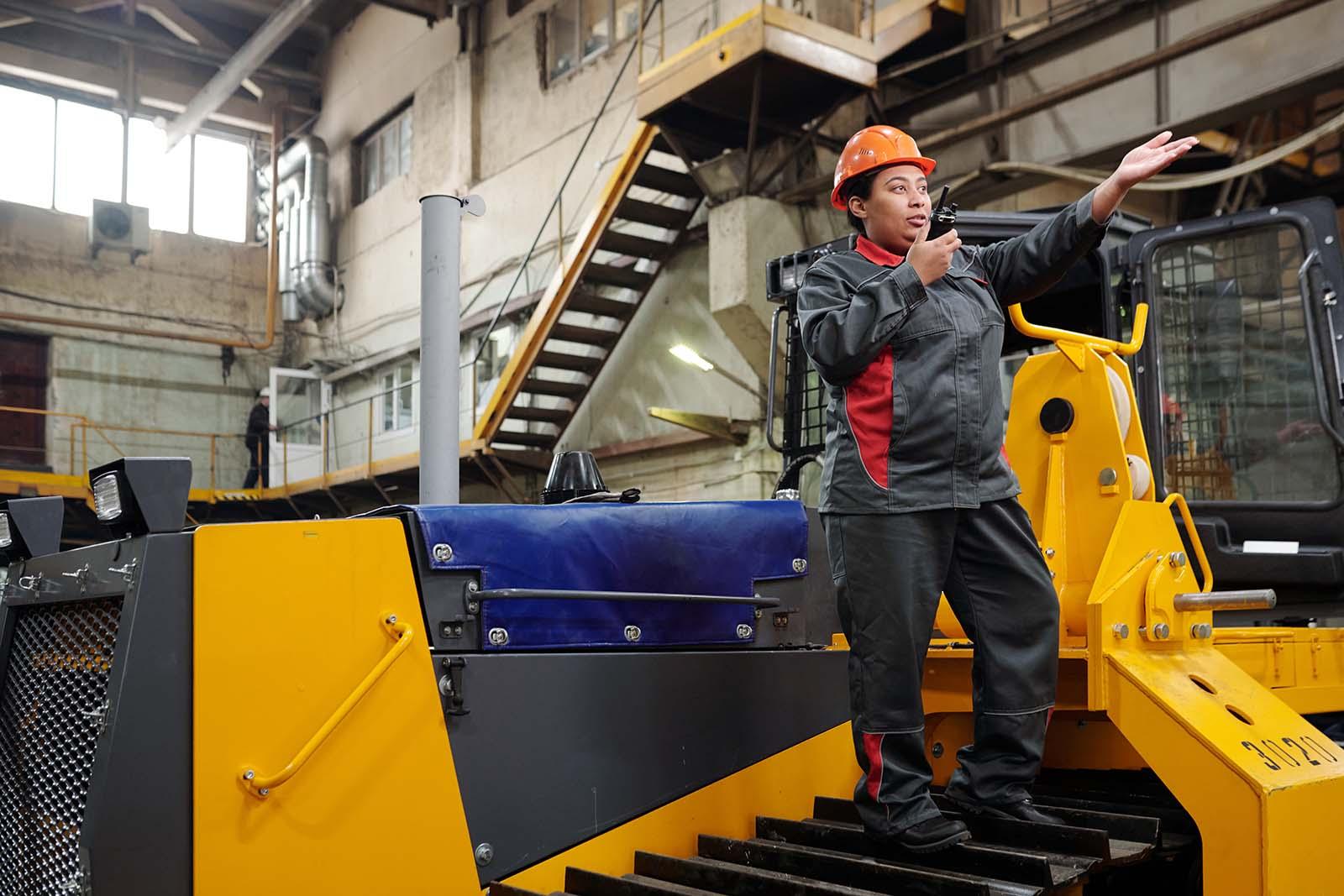 werkend in een fabriek