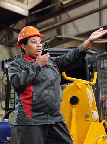 werkend in een fabriek