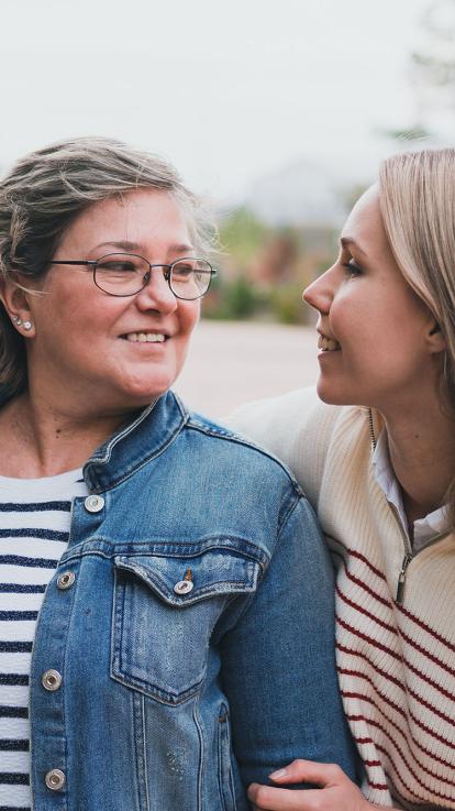 Moeder en volwassen dochter kijken naar elkaar 
