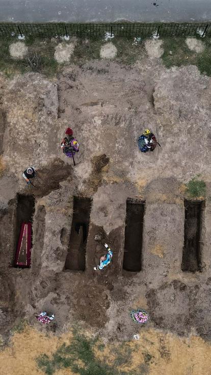 graven voor de lijken die omkwamen tijden de genocide in oekraine